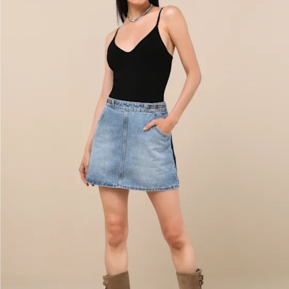 Lulu's Charlie Medium Wash Denim Mini Skirt NWT - Picture 4 of 6